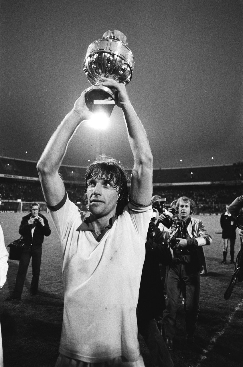 may 29 1979 ajax - fc twente_ruud krol with a cup