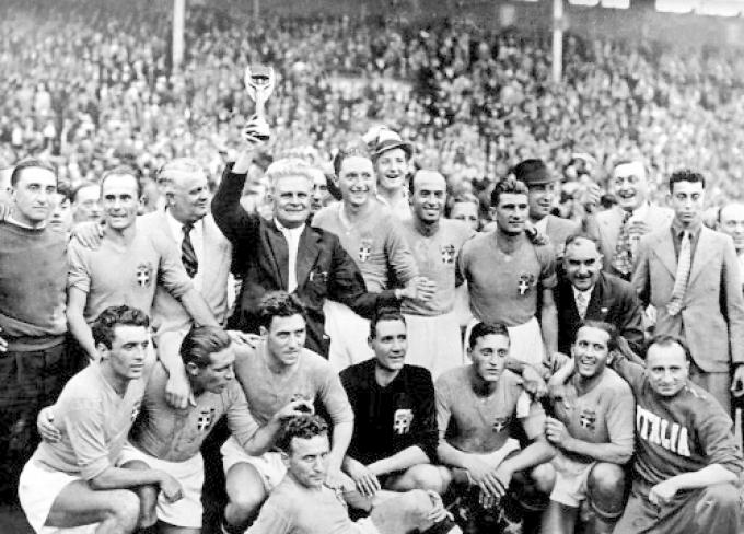 Pozzo, seus pupilos, e a taça Jules Rimet: único técnico bicampeão mundial.