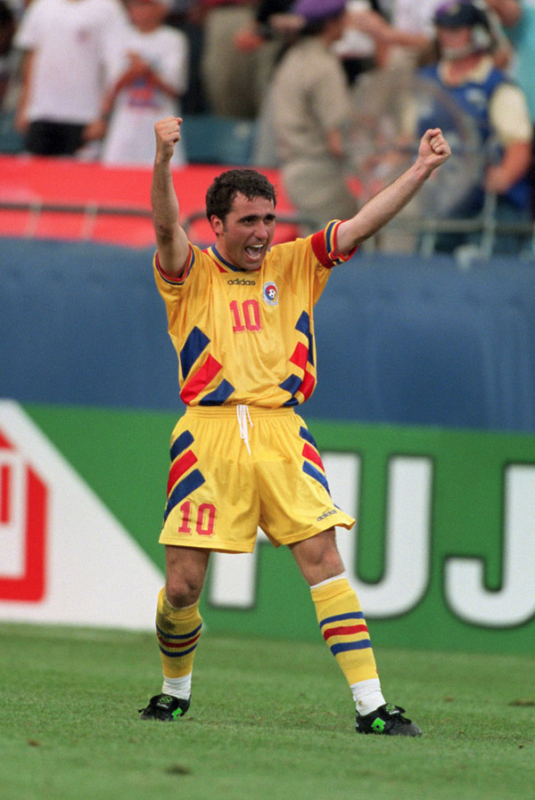 Hagi: capitão, craque e maestro da melhor Romênia de todos os tempos.