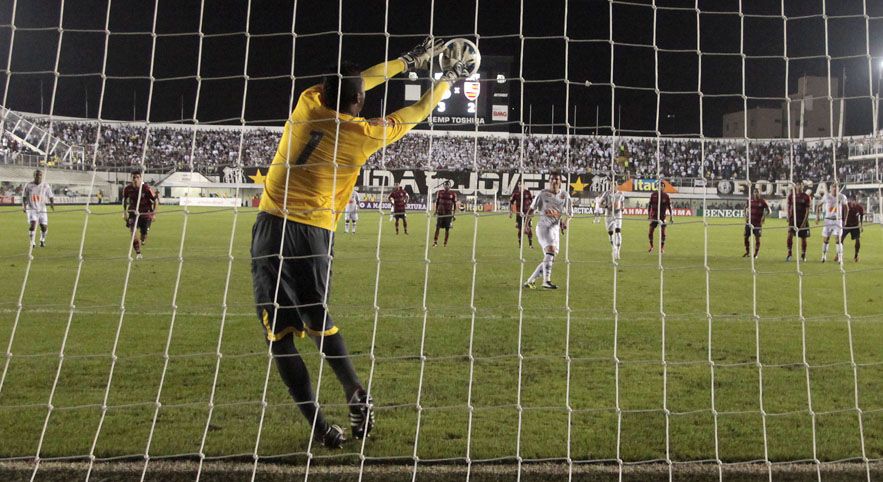 Felipe agarra fácil a cobrança de Elano.