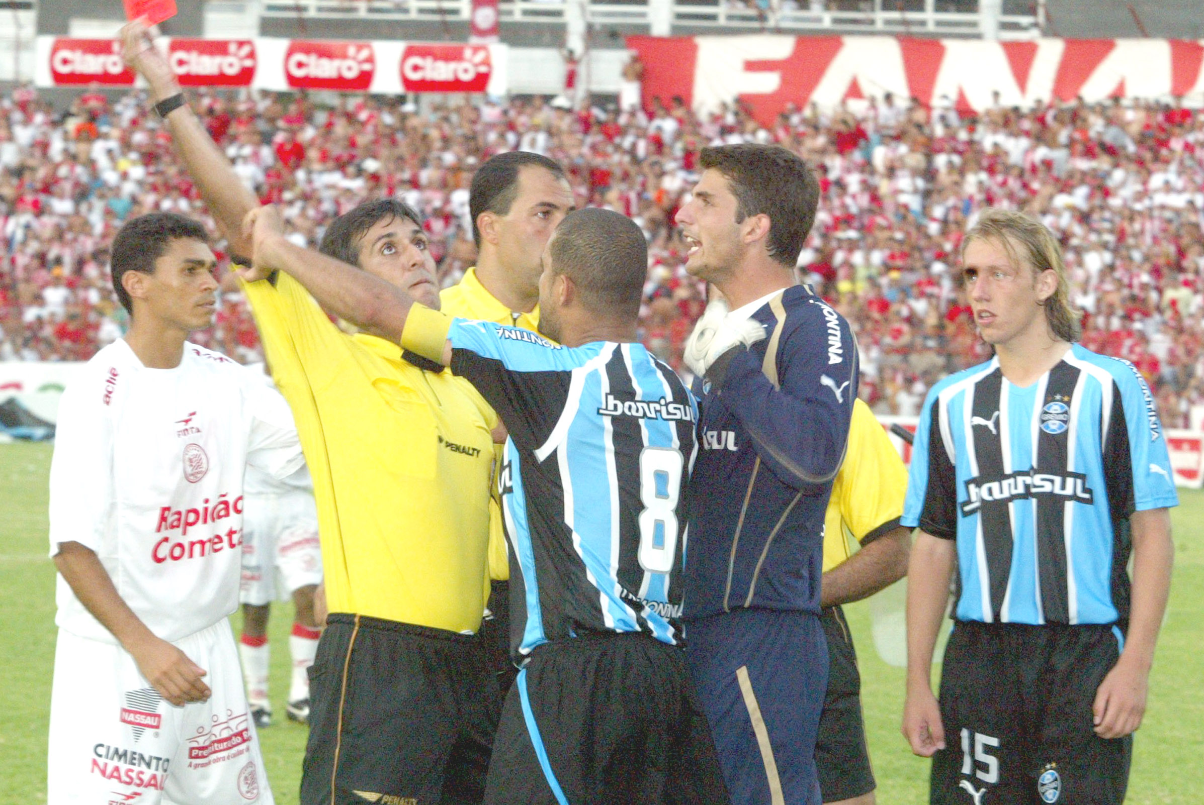 ... E da "vermelhidão" do árbitro Beltrami.