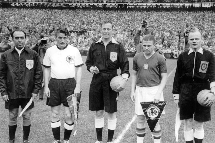 Os capitães Fritz Walter e Ferenc Puskás antes da grande final.