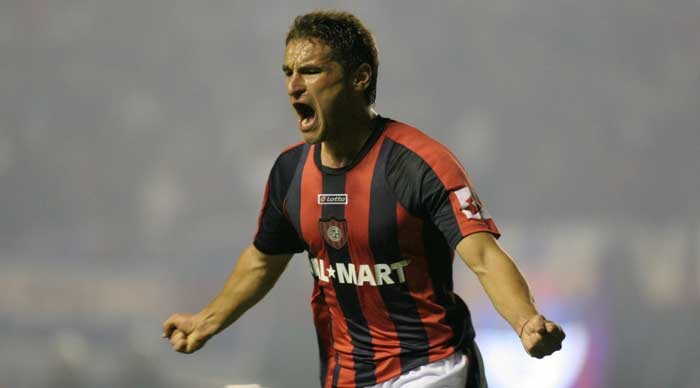 Bergessio vibra: mesmo com 9 jogadores, o San Lorenzo arrancou um empate do River e saiu do Monumental classificado.