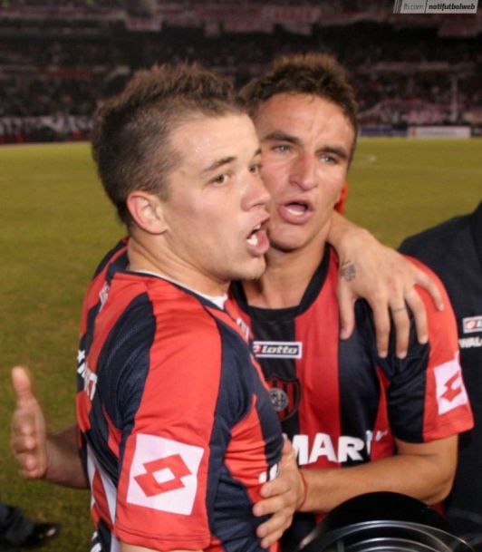 D´Alessandro vibra com Bergessio: dupla foi fundamental para a classificação heroica do San Lorenzo.