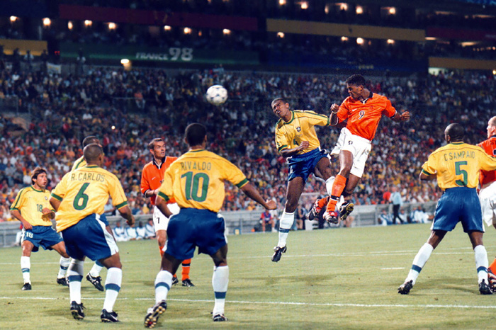 Kluivert em uma das muitas investidas aéreas da Holanda no jogo.