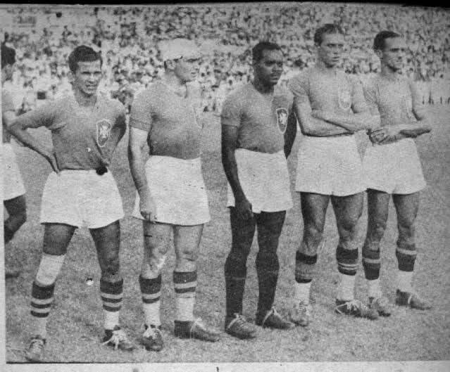 Adílson, Romeu, Leônidas, Perácio e Carrero, nomes da Seleção Brasileira dos anos 30.