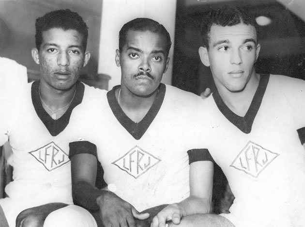 Zizinho, Leônidas e Jair da Rosa Pinto vestem a camisa da Seleção do Rio de Janeiro, em 1942. Gazeta Press