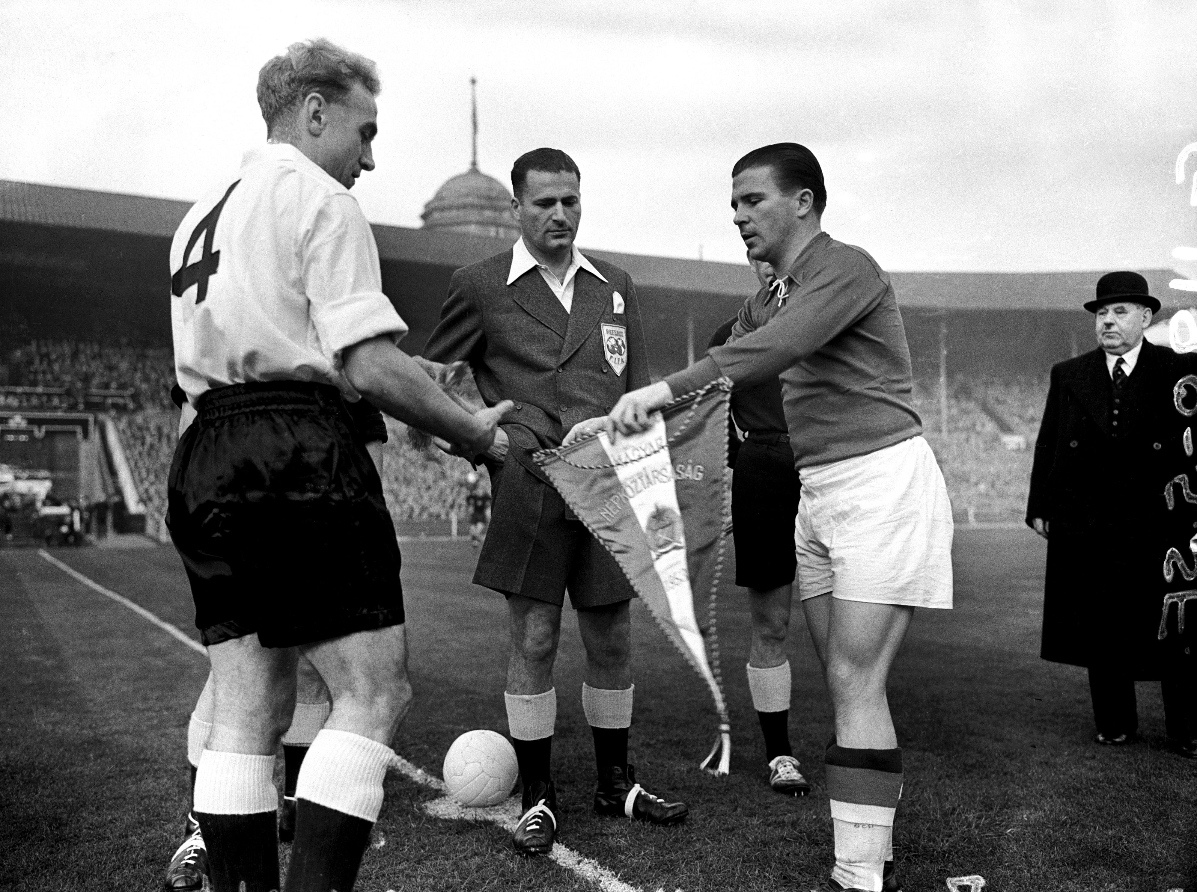 ... E os capitães Billy Wright (Inglaterra) e Puskás (Hungria).