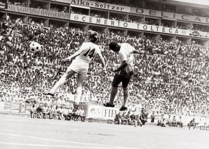 A cabeçada de Pelé...