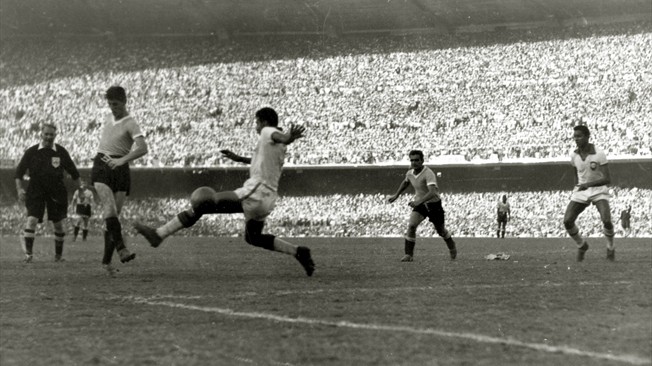Schiaffino empata o jogo contra o Brasil: era o início do Maracanazo.