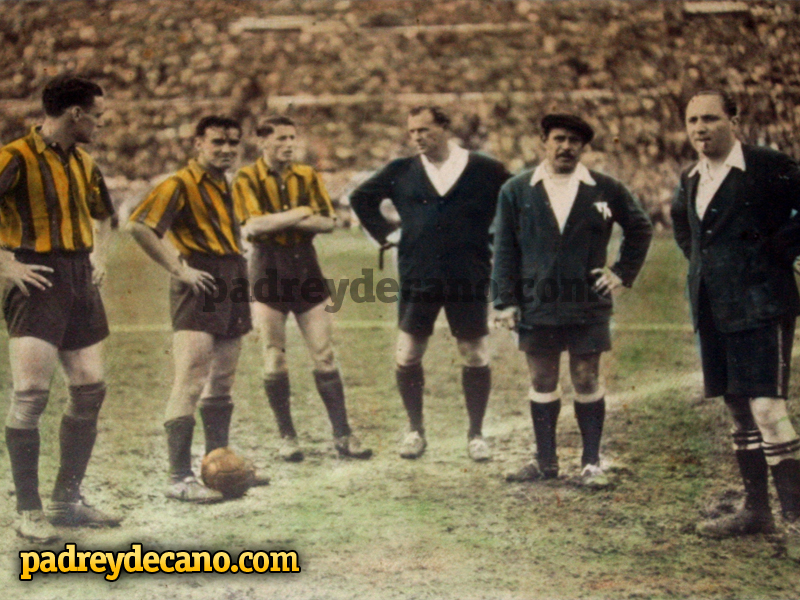 Jogadores do Peñarol esperam (em vão) o rival Nacional na partida "da fuga" em 1949. Foto: Padre y Decano.