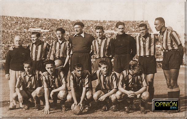 O fantástico Peñarol de 1949. Em pé: Hugo, Gonzales, Etchegoyen, Pereyra Natero, Varela e Ortuño. Agachados: Ghiggia, Hohberg, Míguez, Schaffino e Vidal.