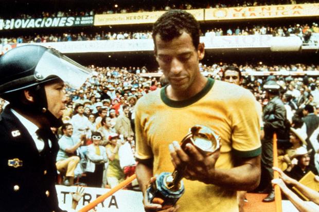 O capitão Carlos Alberto e a Jules Rimet.