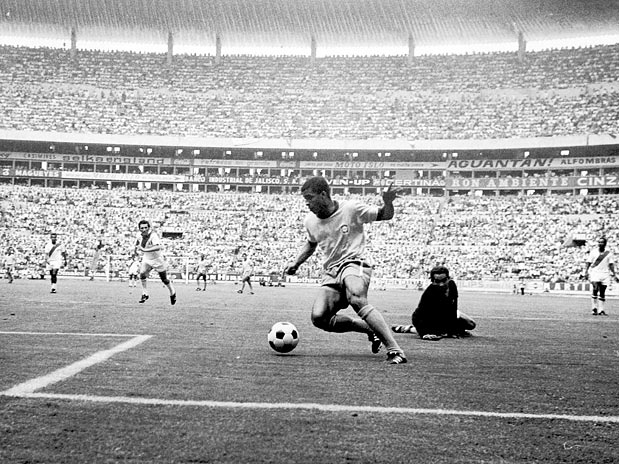 Jairzinho em ação: craque brasileiro marcou gol em todos os jogos da Copa.