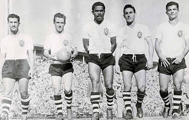 A mítica linha de ataque do Corinthians de 1951: Cláudio, Luizinho, Baltazar, Carbone e Mário.