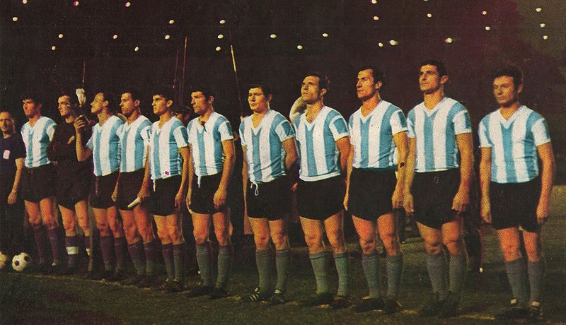 Uma escalação da Argentina durante a Taça das Nações de 1964: Antonio Rattín, Amadeo Carrizo, Alfredo Hugo Rojas, José Manuel Ramos Delgado, Roberto Telch, Vieitez, Prospitti, Ermindo Onega, Vidal, Carmelo Simeone, José Rendo.