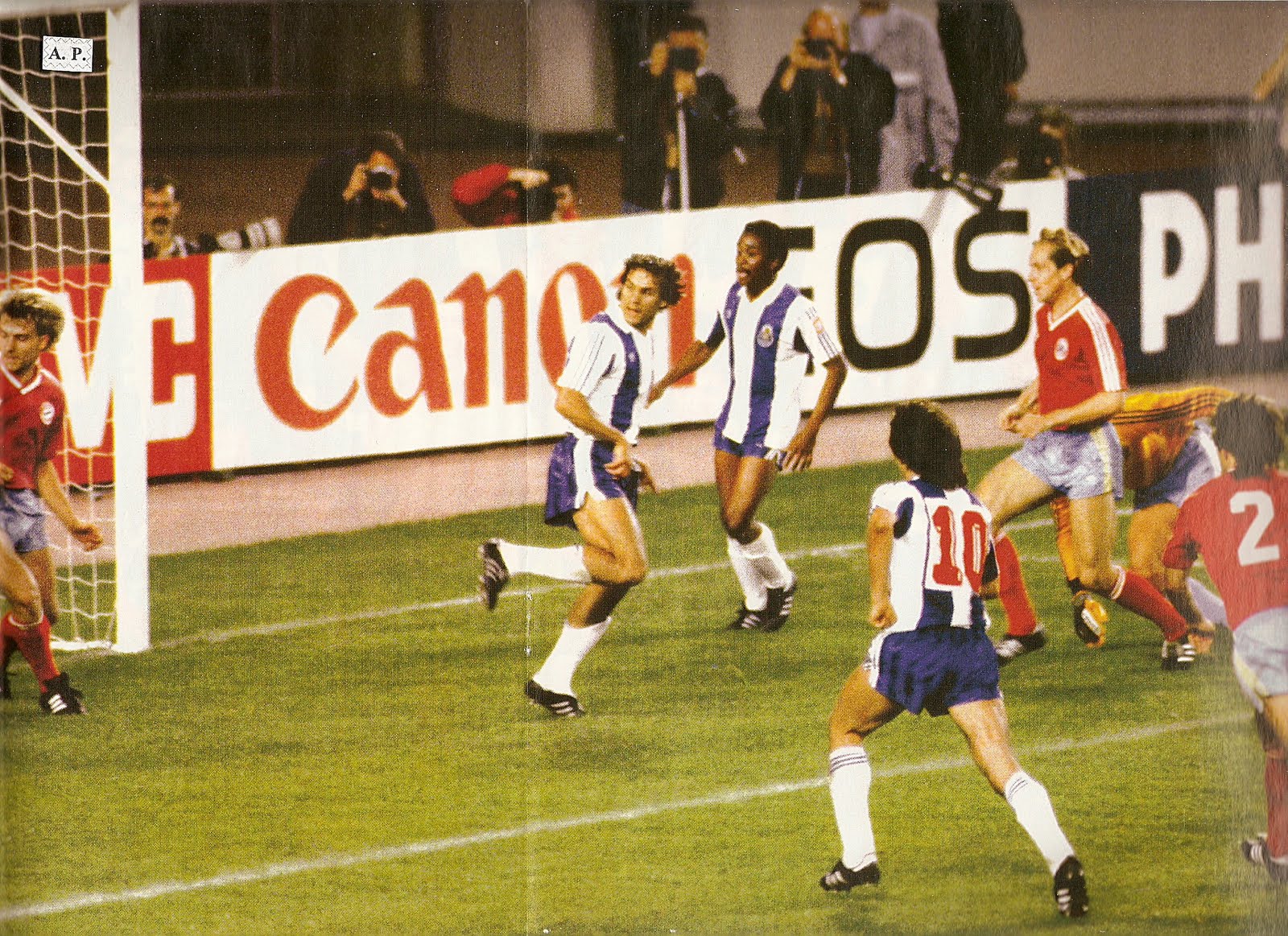 Madjer faz o golaço de calcanhar...