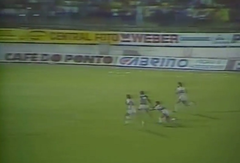 Basílio tentou agarrar João Paulo, mas o bugrino marcou o terceiro gol alviverde.