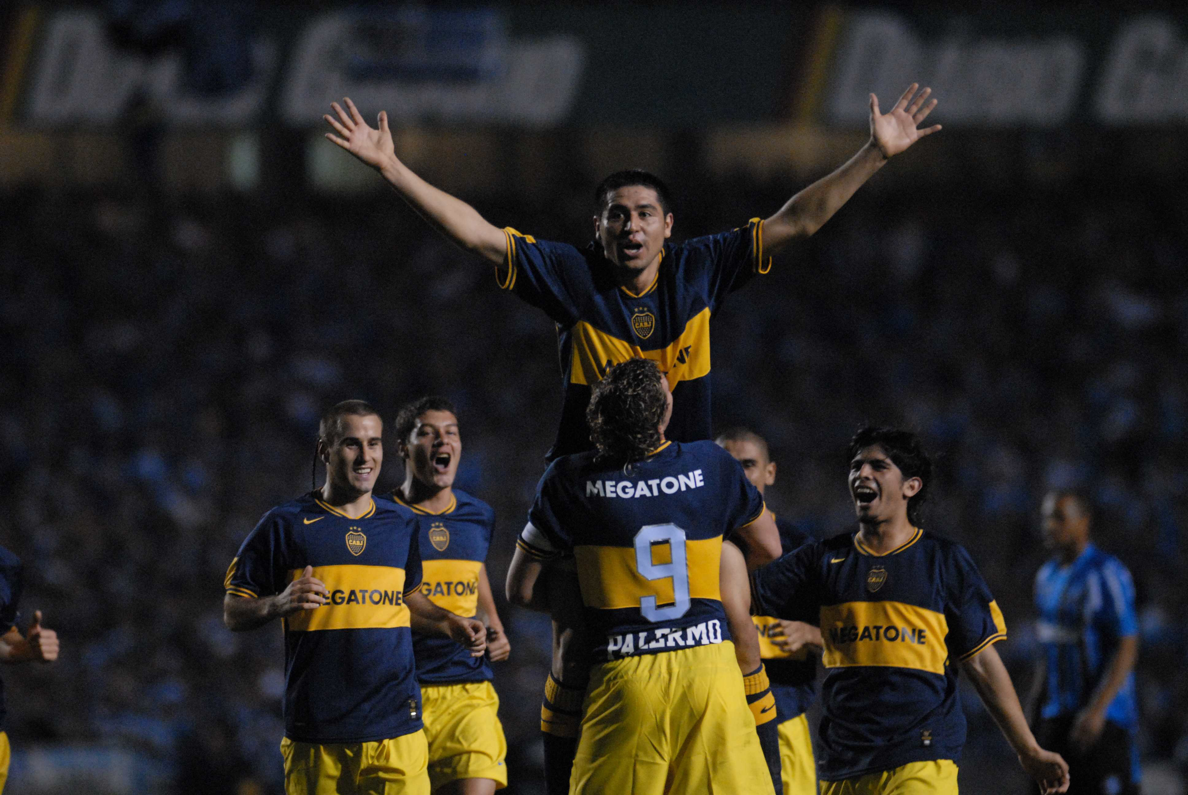 Riquelme nos céus: o Boca era campeão da América pela sexta vez.