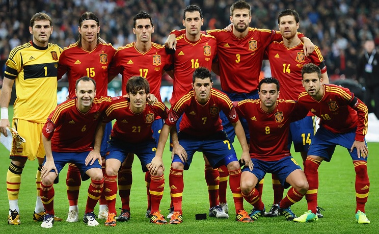Uma das escalações do time que fez o torcedor espanhol reaprender a torcer - Em pé: Casillas, Sergio Ramos, Arbeloa, Busquets, Piqué e Xabi Alonso. Agachados: Iniesta, Silva, Villa, Xavi e Jordi Alba.