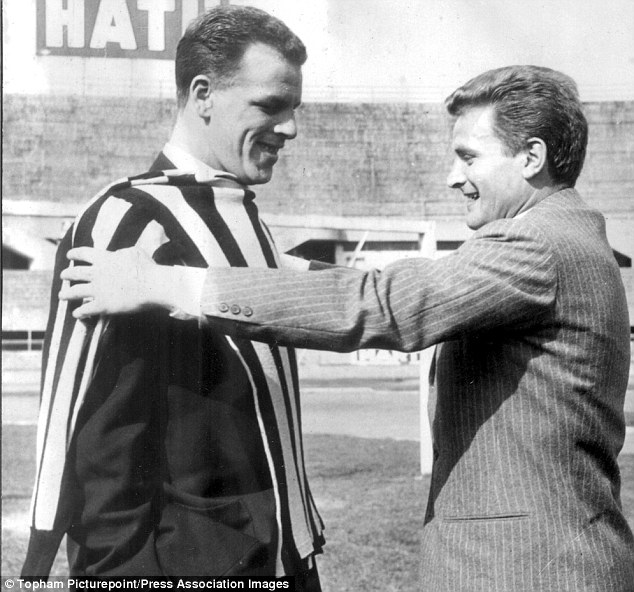 Boniperti (à dir.) tenta medir uma camisa comum da Juve no gigante Charles.
