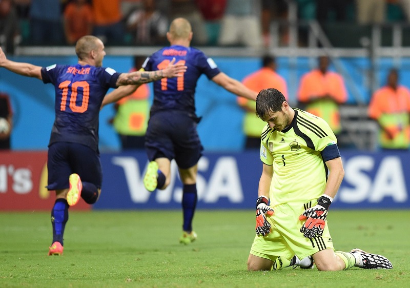 Casillas (à dir.) lamenta: era o fim da hegemonia.