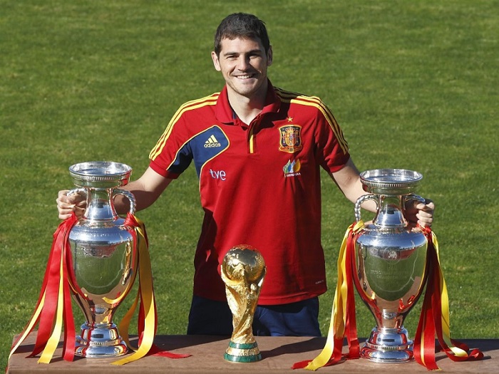 O capitão Casillas e suas taças: uma imagem que cala qualquer crítico.