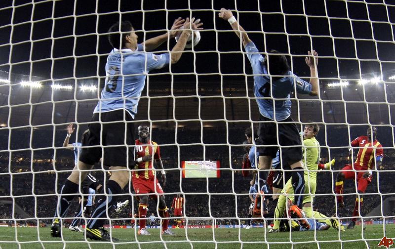 A insanidade de Suárez: gesto desesperado para evitar o gol que tiraria o Uruguai da Copa.