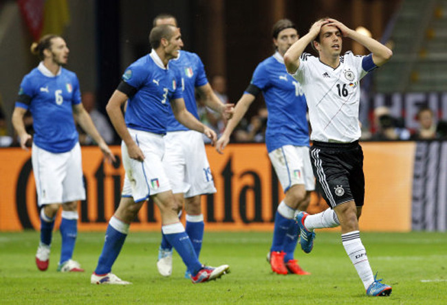 Lahm (à dir.) se desespera: outra vez a Itália foi carrasco em uma fase de mata-mata.