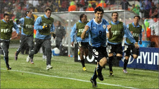 Suárez e seu gol na chuva: vitória e classificação contra a Coreia.