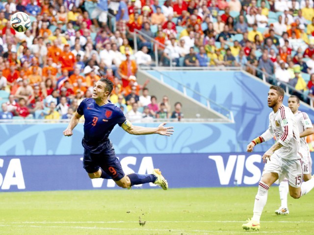 O voo de Van Persie merece diferentes ângulos para apreciação...