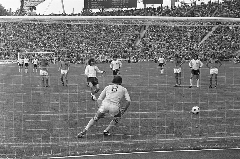 O craque marca o gol de empate contra a Holanda na decisão: frieza e talento.