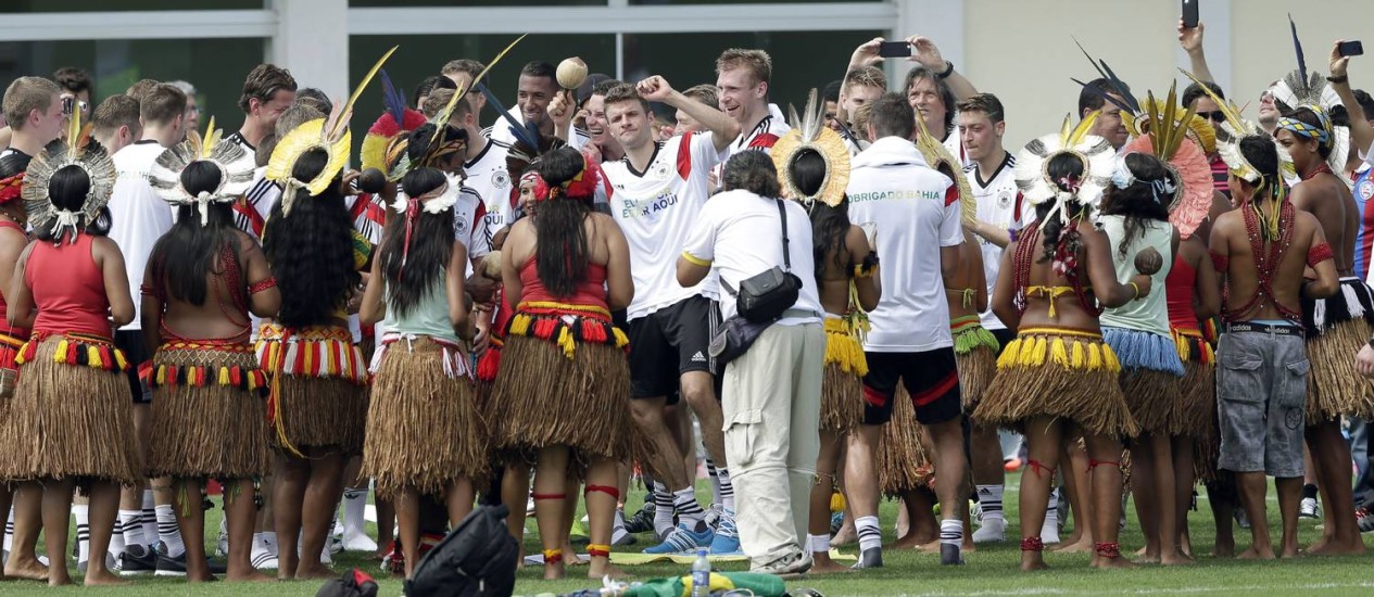 Índios alegraram a chegada alemã em solo baiano.