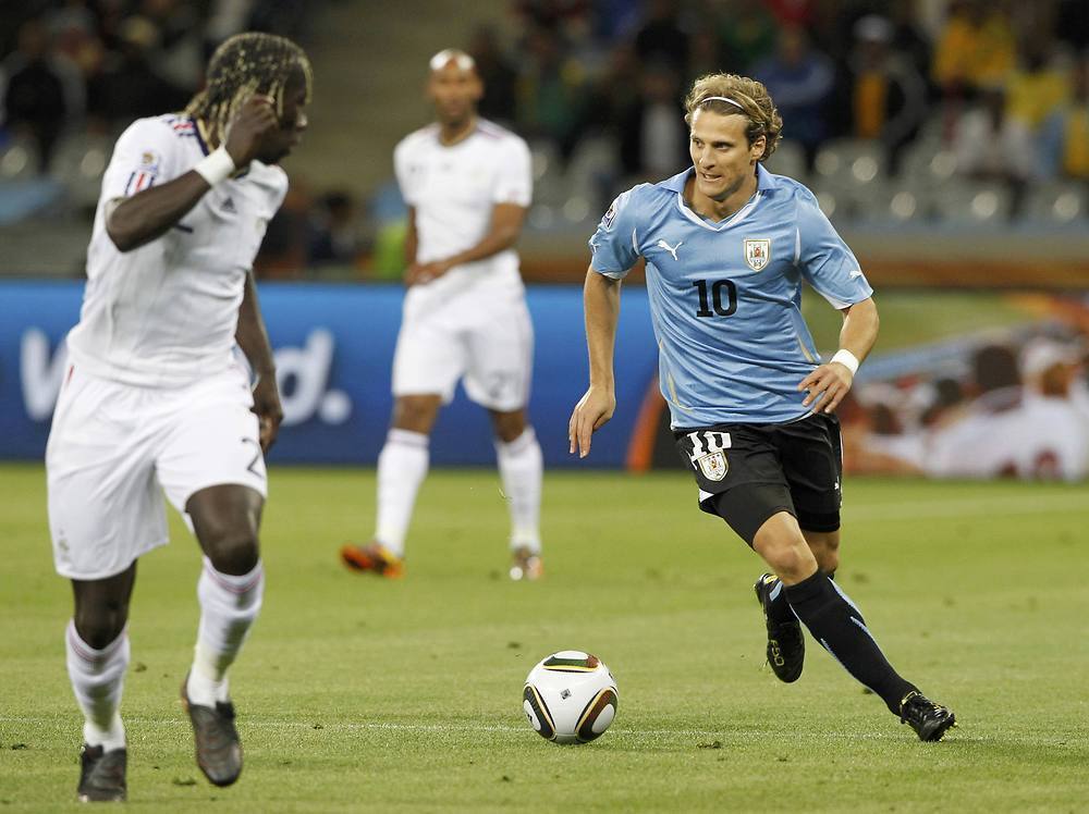 Diego-Forlan-WM-2010-Uruguay-France-diego-forlan-15465981-1000-748