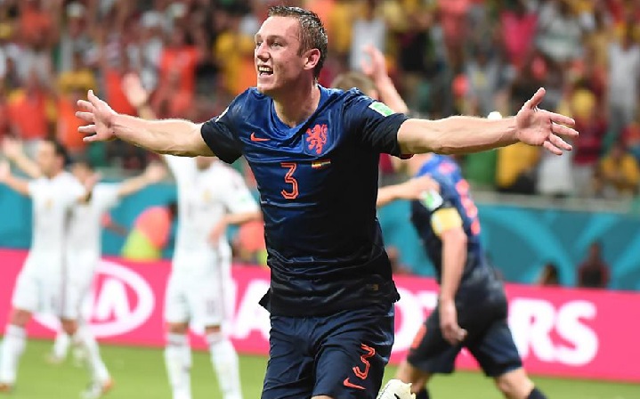 De Vrij celebra o terceiro gol: estava virando goleada...
