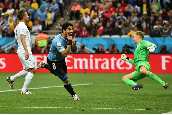 Suárez e seus gols contra a Inglaterra: retorno perfeito!