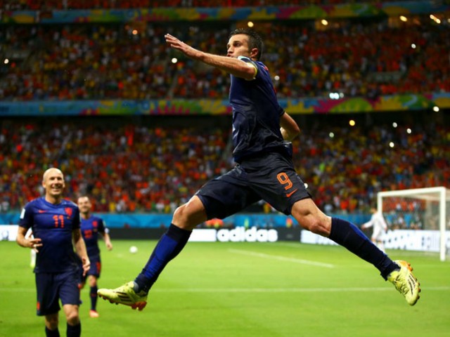 ... E festa de Van Persie: 4 a 1.