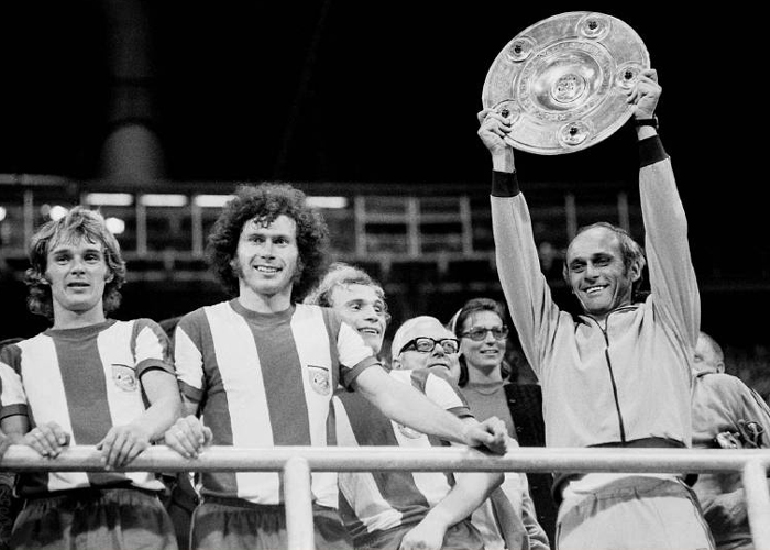 Breitner (o segundo da esquerda para a direita) celebrando uma das três Bundesligas que venceu entre 1972 e 1974.