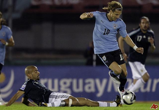 Forlán passa por Verón (no chão): atacante seria a principal arma ofensiva do Uruguai em 2010.