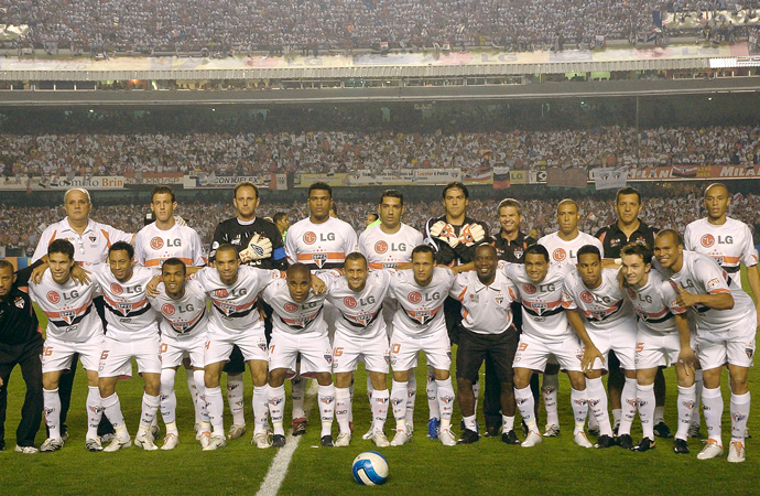 Os campeões de 2007 - Em pé: Danilo Silva, Rogério Ceni, Breno, André Dias, Bosco, Jorge Wagner e Miranda. Agachados: Hernanes, Júnior, Richarlyson, Diego Tardelli, Borges, Jadílson, Souza, Leandro, Fernando, Dagoberto e Aloísio.