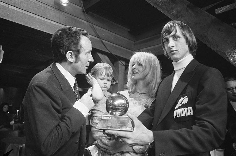 Com a Bola de Ouro que ganhou, em 1971: ele sabia tudo e mais um pouco de futebol.
