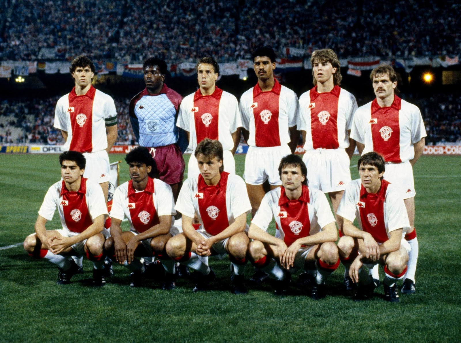O Ajax de 1987 - Em pé: Marco van Basten, Stanley Menzo, John van’t Schip, Frank Rijkaard, Franck Verlaat e Jan Wouters. Agachados: Sonny Silooy, Aron Winter, Rob Witschge, Peter Boeve e Arnold Mühren.