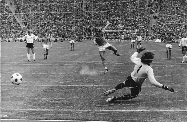 Neeskens fuzila e abre o placar para a Holanda na final da Copa de 1974.