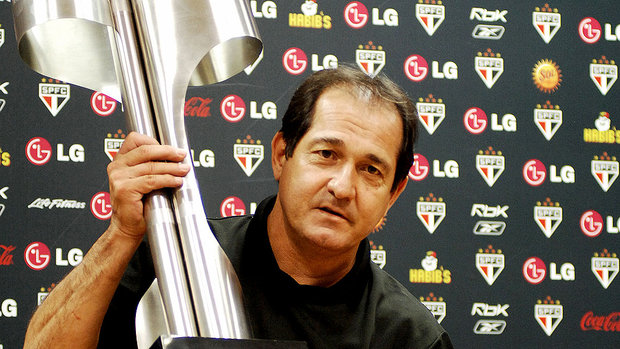 Muricy e a taça que ele tanto gostou de ganhar: feito único.