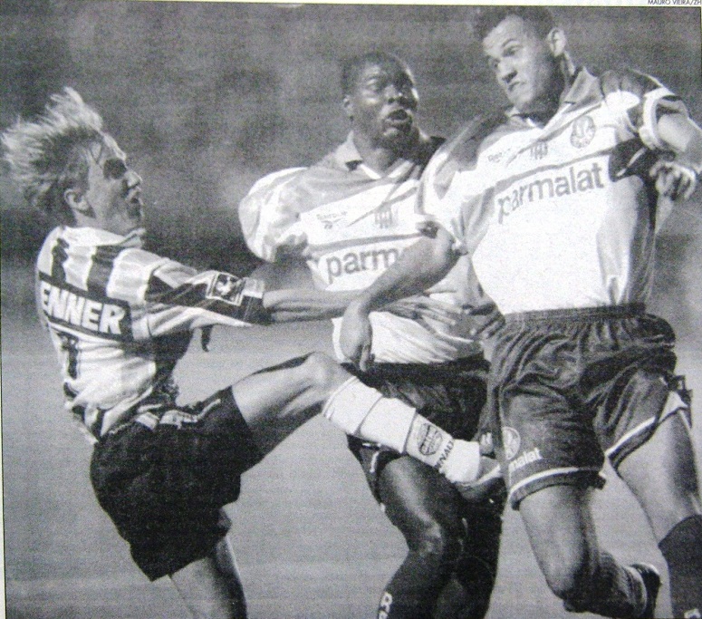 Foram mais de quatro anos de rivalidade acirrada e jogos quentes entre palmeirenses e gremistas. A foto acima diz tudo...
