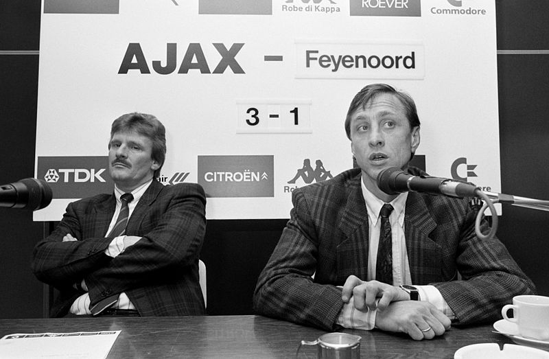 Training_Ajax,_Cruyff_(r)_en_algemeen_directeur_Arie_van_Eijden_tijdens_persconferentie