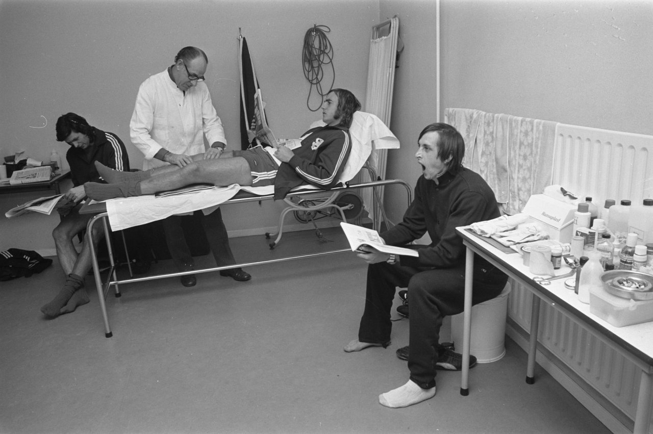 Momento de tranquilidade na seleção em novembro de 1972: Wim Suurbier, um médico da Holanda na época, Pierre van den Akker, Neeskens e Cruyff.