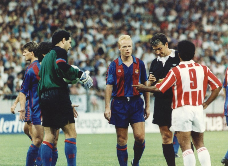 Koeman, do Barça, e Romário (camisa 9), do PSV, em 1990: dupla seria parceira anos depois na Catalunha.