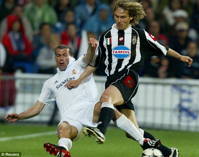 Choque de lendas: Zidane e Nedved.