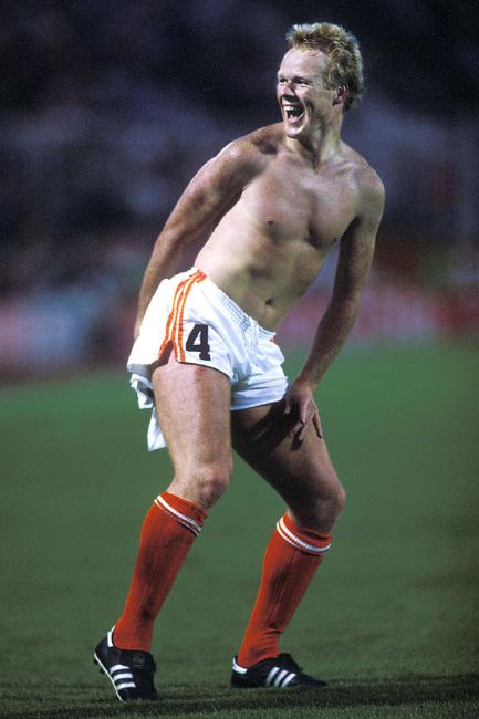 A insólita cena de Koeman com a camisa de Thon.